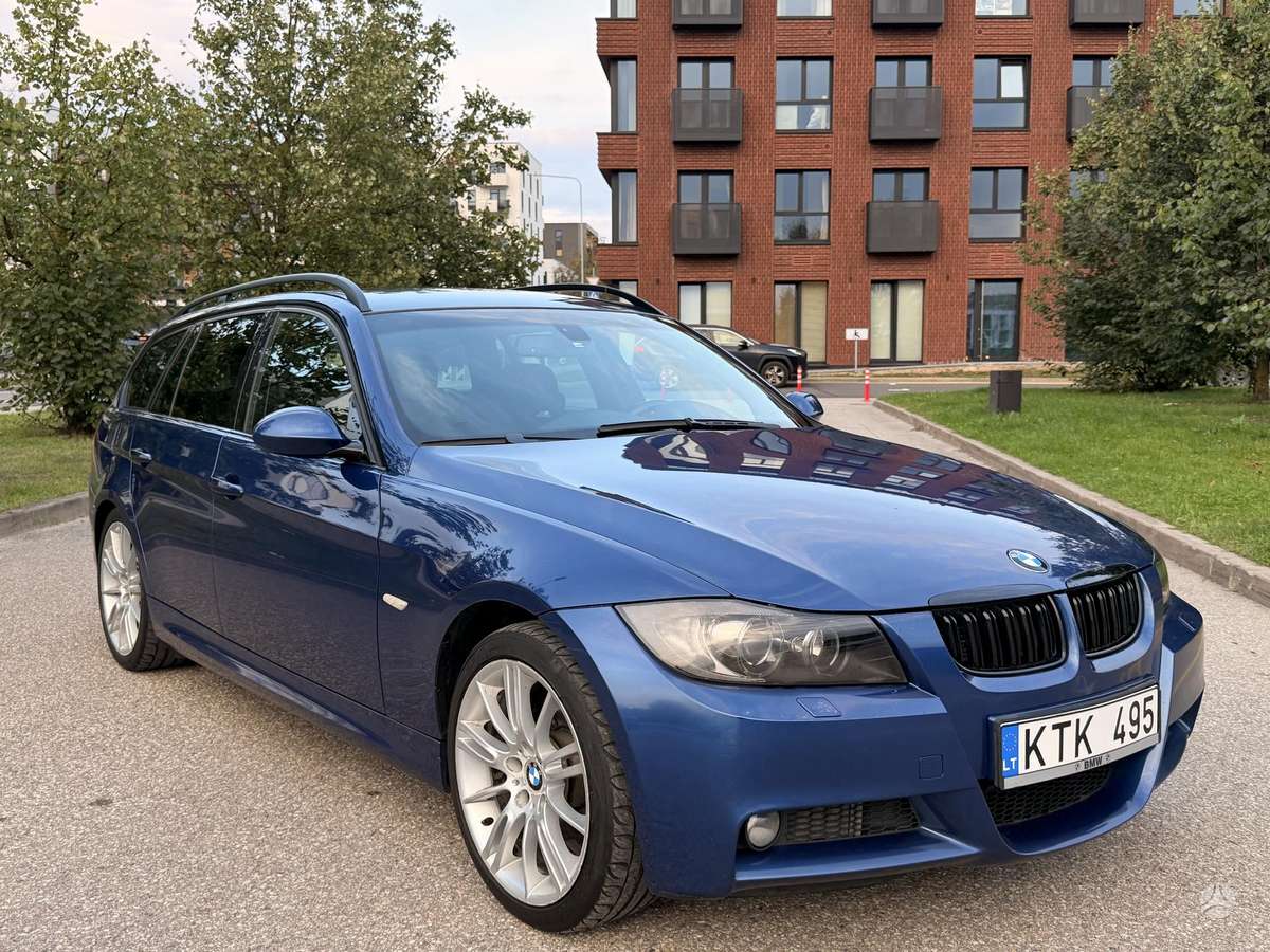 BMW 325 2005 — rear view