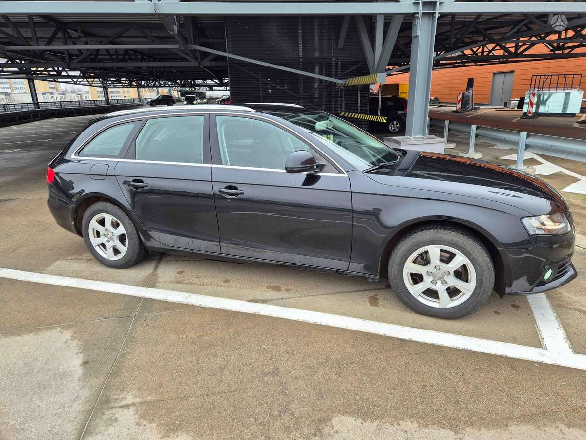 Audi A4 2009 — салон