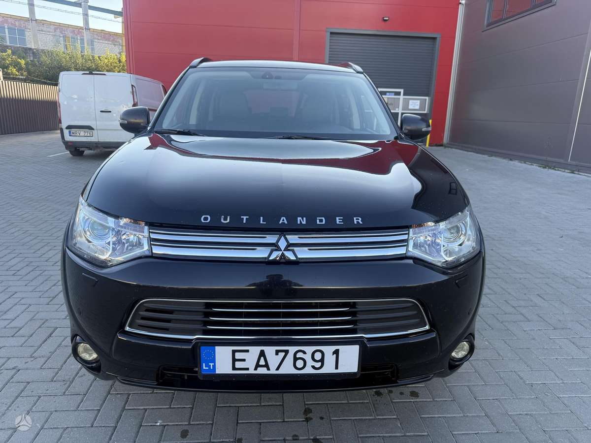 Mitsubishi Outlander 2013 — rear view