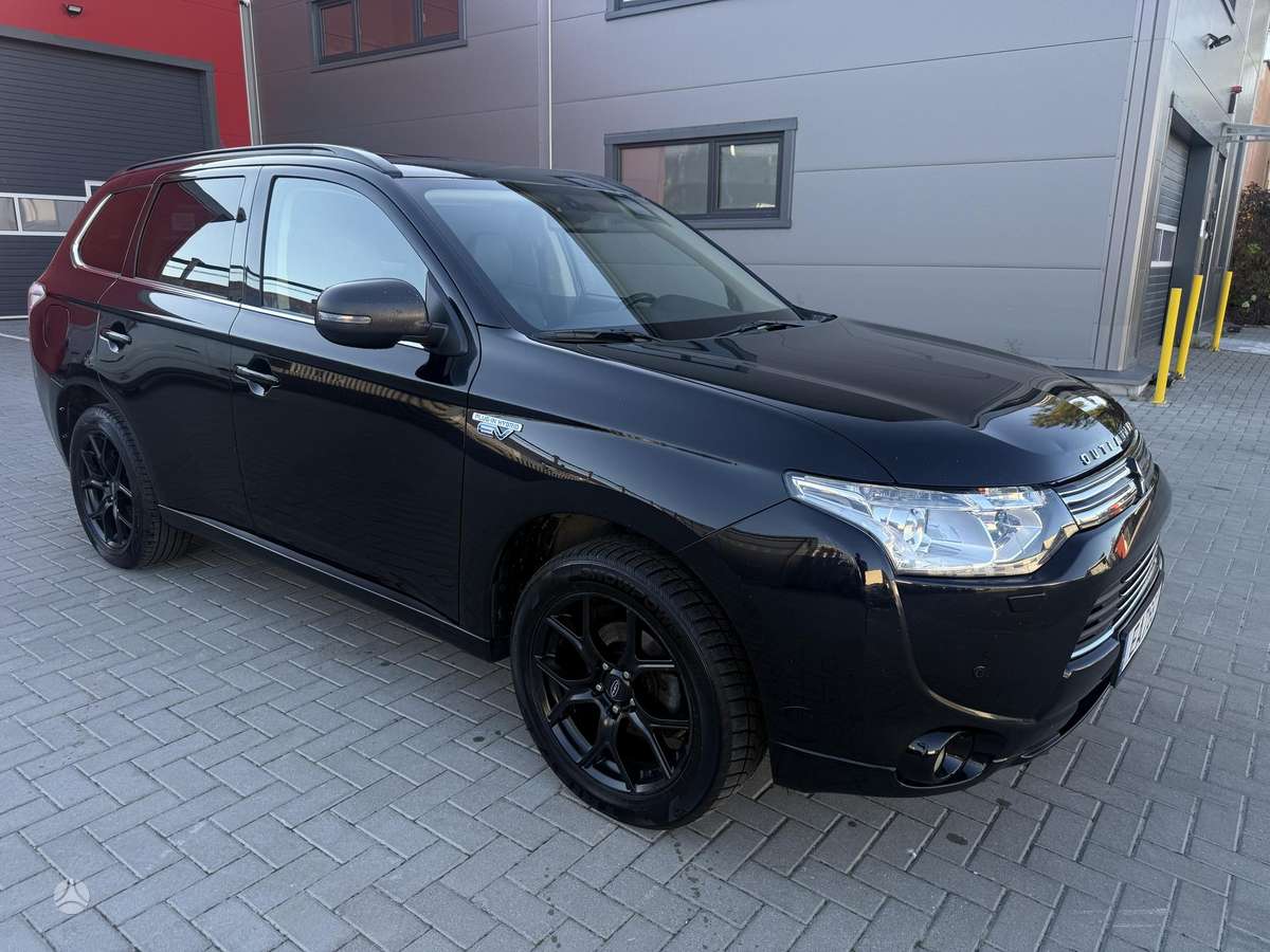 Mitsubishi Outlander 2013 — interior