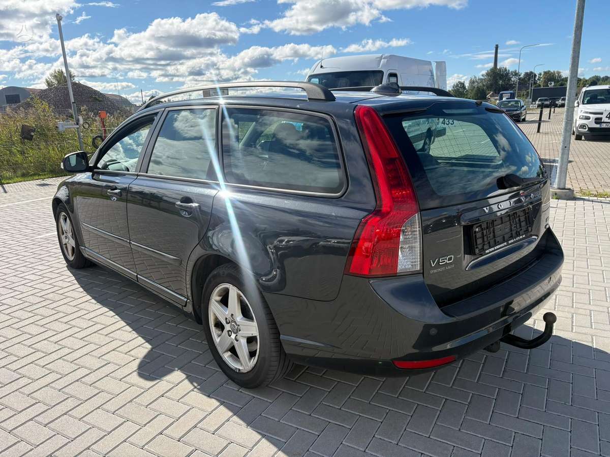 Volvo V50 2009 — interior