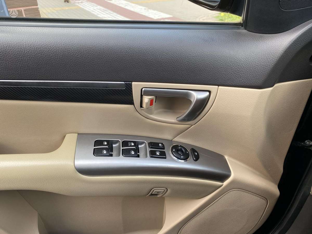 Hyundai Santa 2011 — photo 28