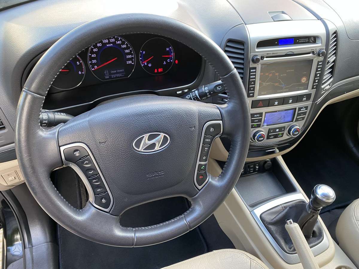 Hyundai Santa 2011 — photo 30