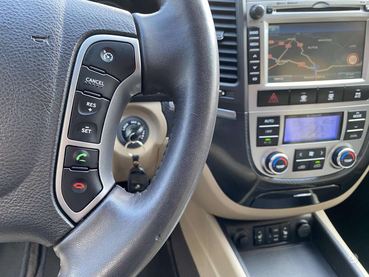 Hyundai Santa 2011 — photo 32