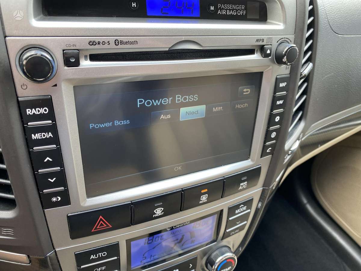 Hyundai Santa 2011 — photo 36