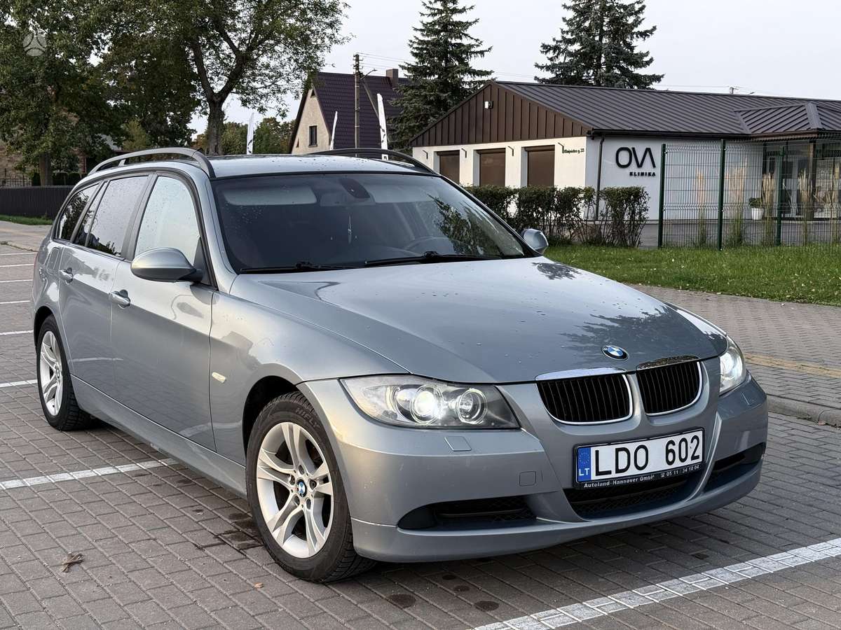 BMW 320 2006 — rear view