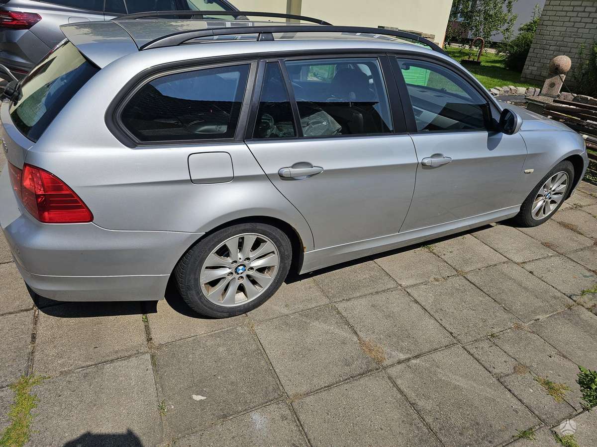 BMW 320 2009 — вигляд ззаду