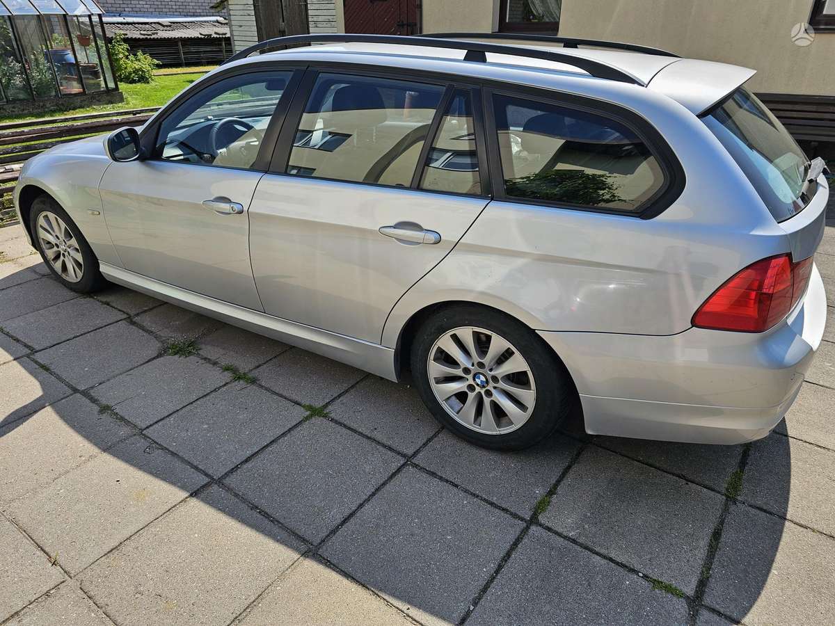 BMW 320 2009 — салон