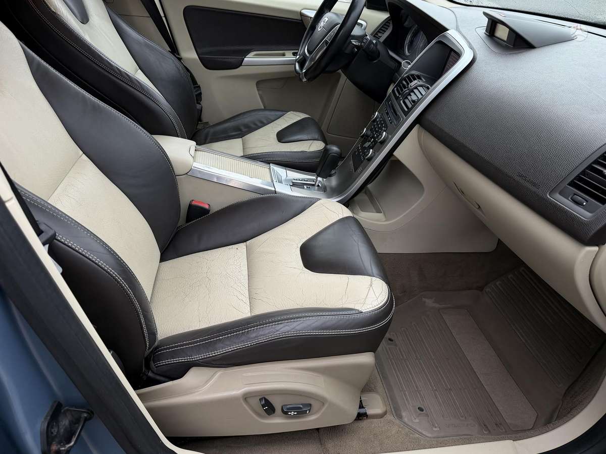 Volvo XC60 2011 — photo 17