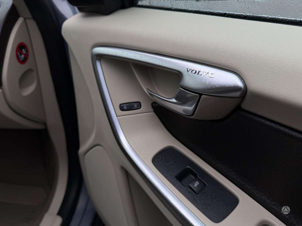 Volvo XC60 2011 — photo 18