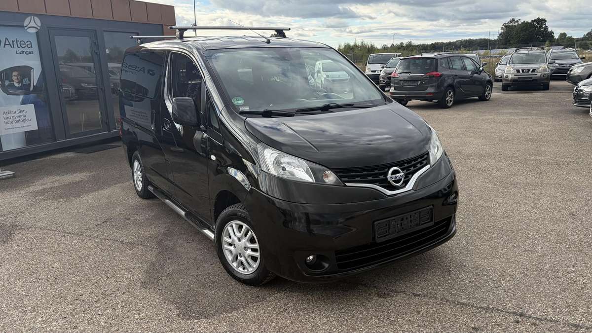 Nissan NV200 2015 — rear view