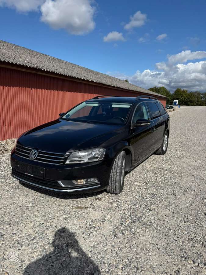 Volkswagen Passat 2011 — rear view
