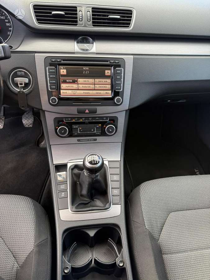 Volkswagen Passat 2011 — photo 22