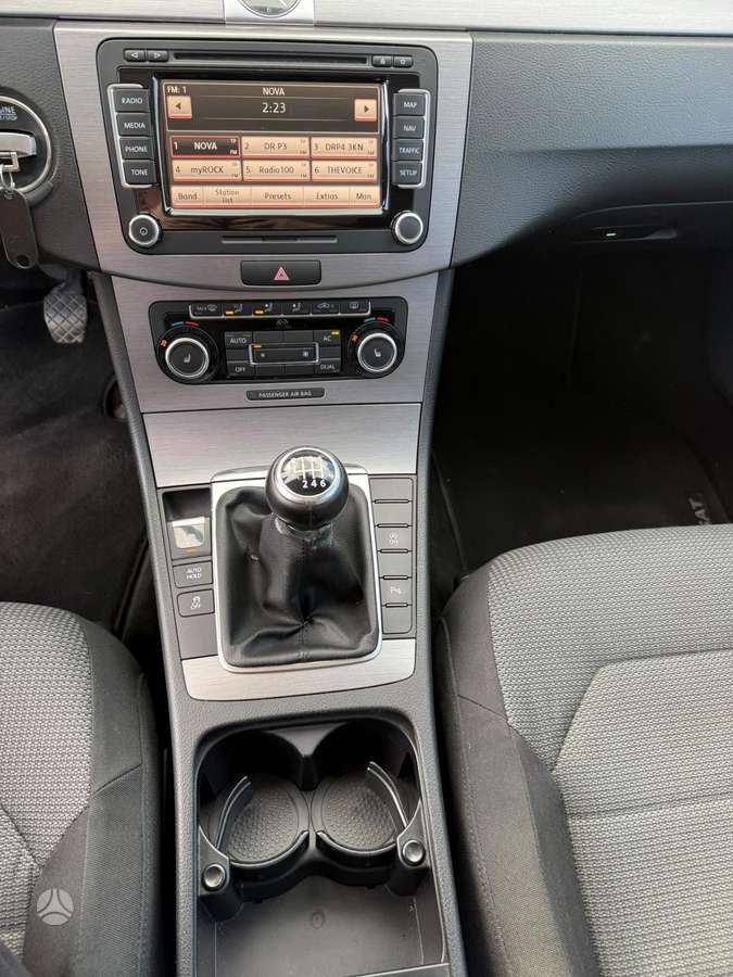 Volkswagen Passat 2011 — photo 23