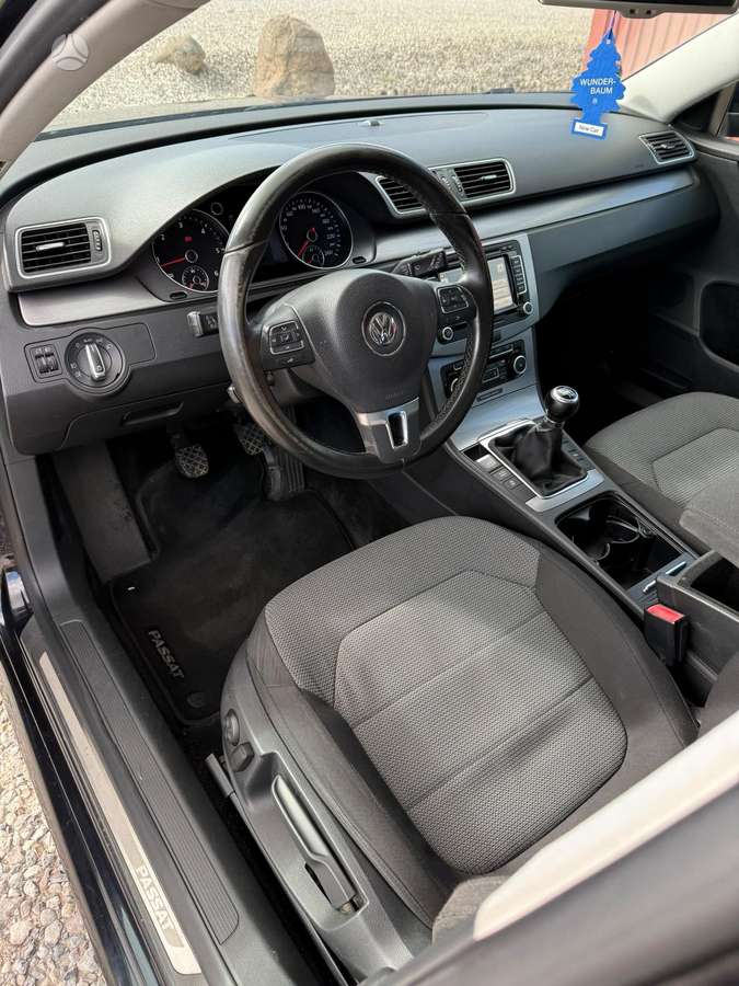 Volkswagen Passat 2011 — photo 24