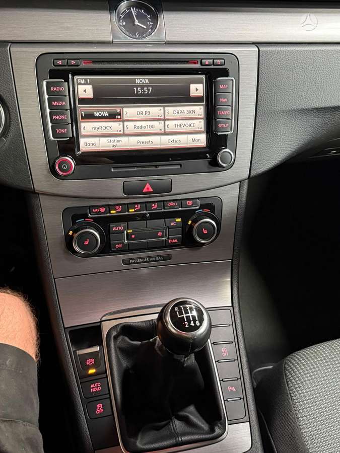 Volkswagen Passat 2011 — engine 1598 cm³, 105 HP (77kW)