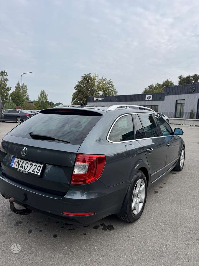 Skoda Superb 2013 — вигляд ззаду