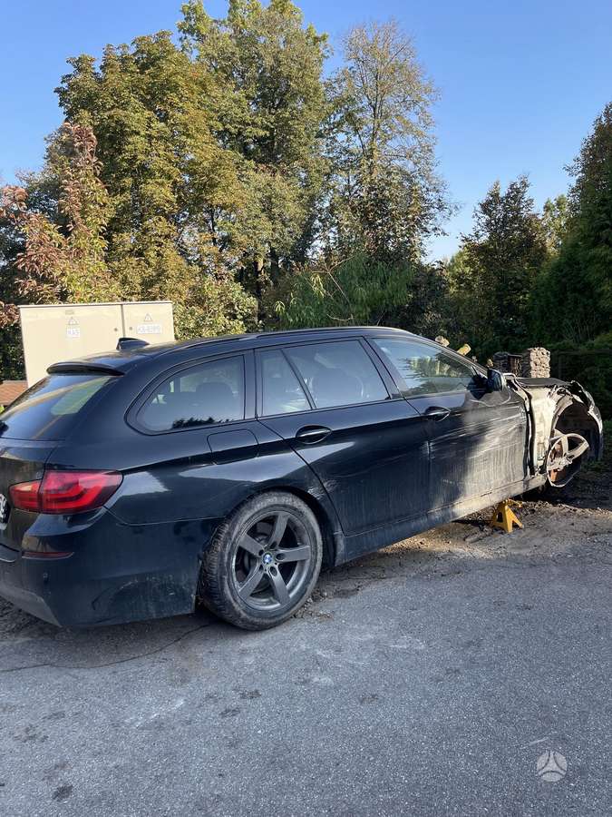 BMW 520 2011 — салон
