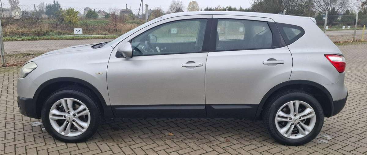 Nissan Qashqai 2010 — салон
