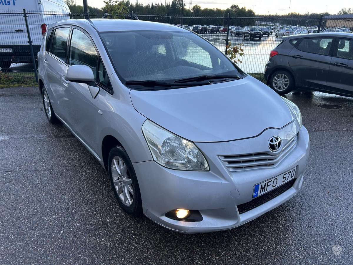 Toyota Verso 2010 — вигляд ззаду