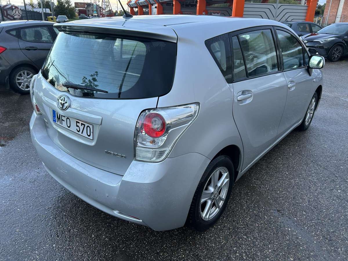 Toyota Verso 2010 — салон