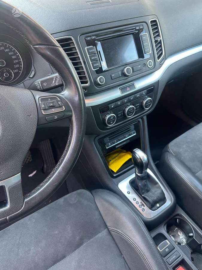 Volkswagen Sharan 2013 — engine 2000 cm³, 140 HP (103kW)