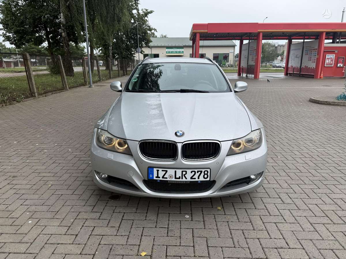 BMW 320 2010 — rear view