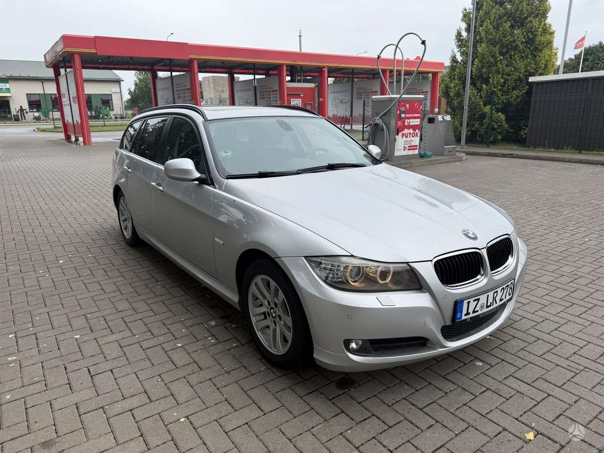 BMW 320 2010 — interior