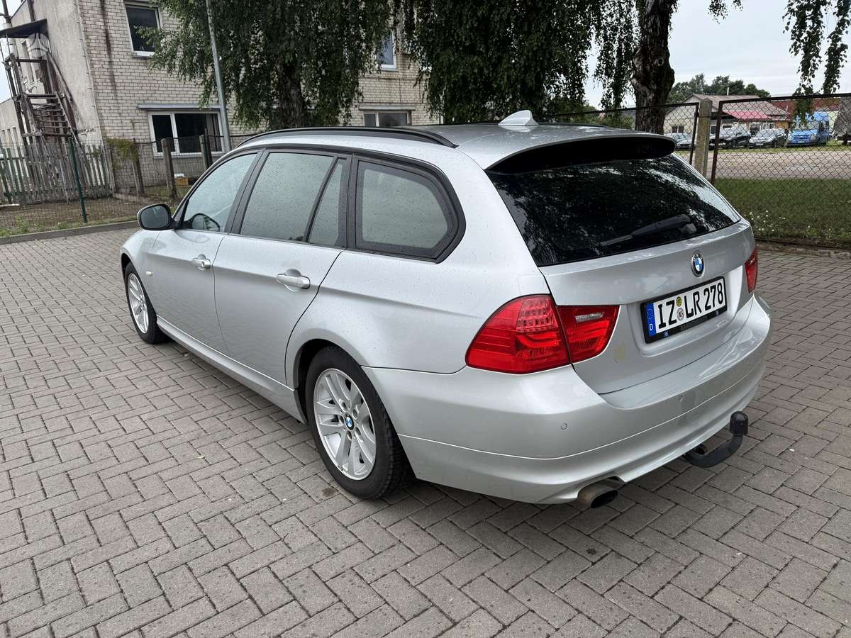BMW 320 2010 — photo 8