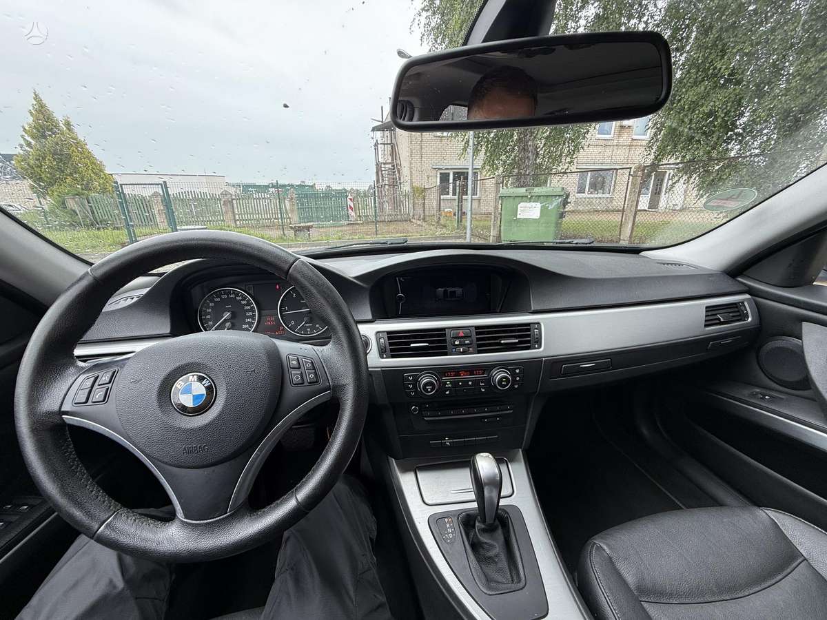 BMW 320 2010 — photo 9
