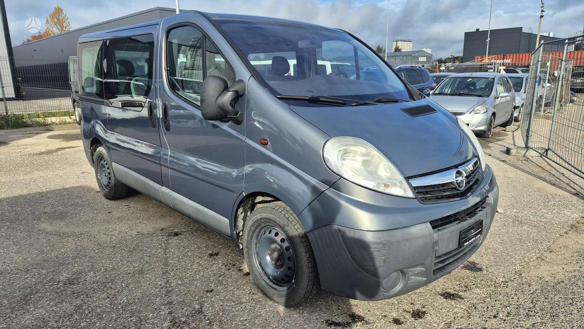 Opel Vivaro 2012 — вигляд ззаду