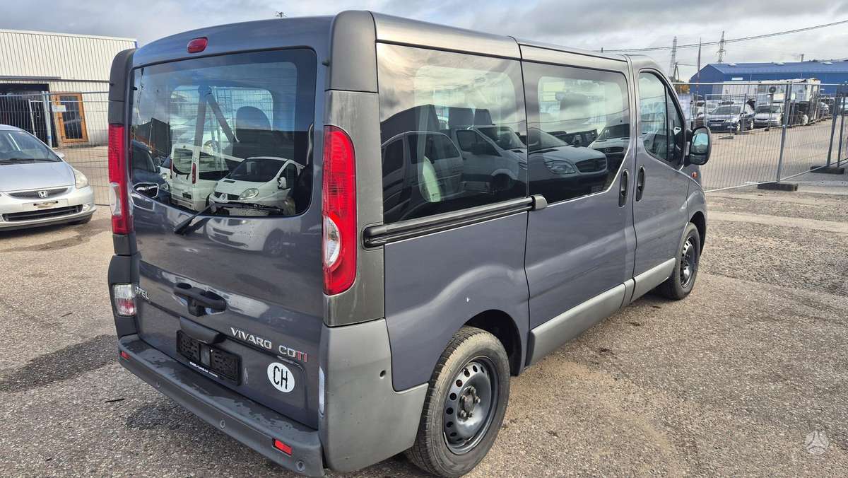 Opel Vivaro 2012 — салон