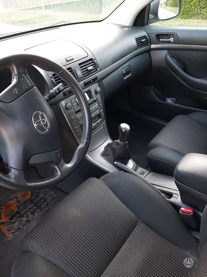 Toyota Avensis 2006 — interior