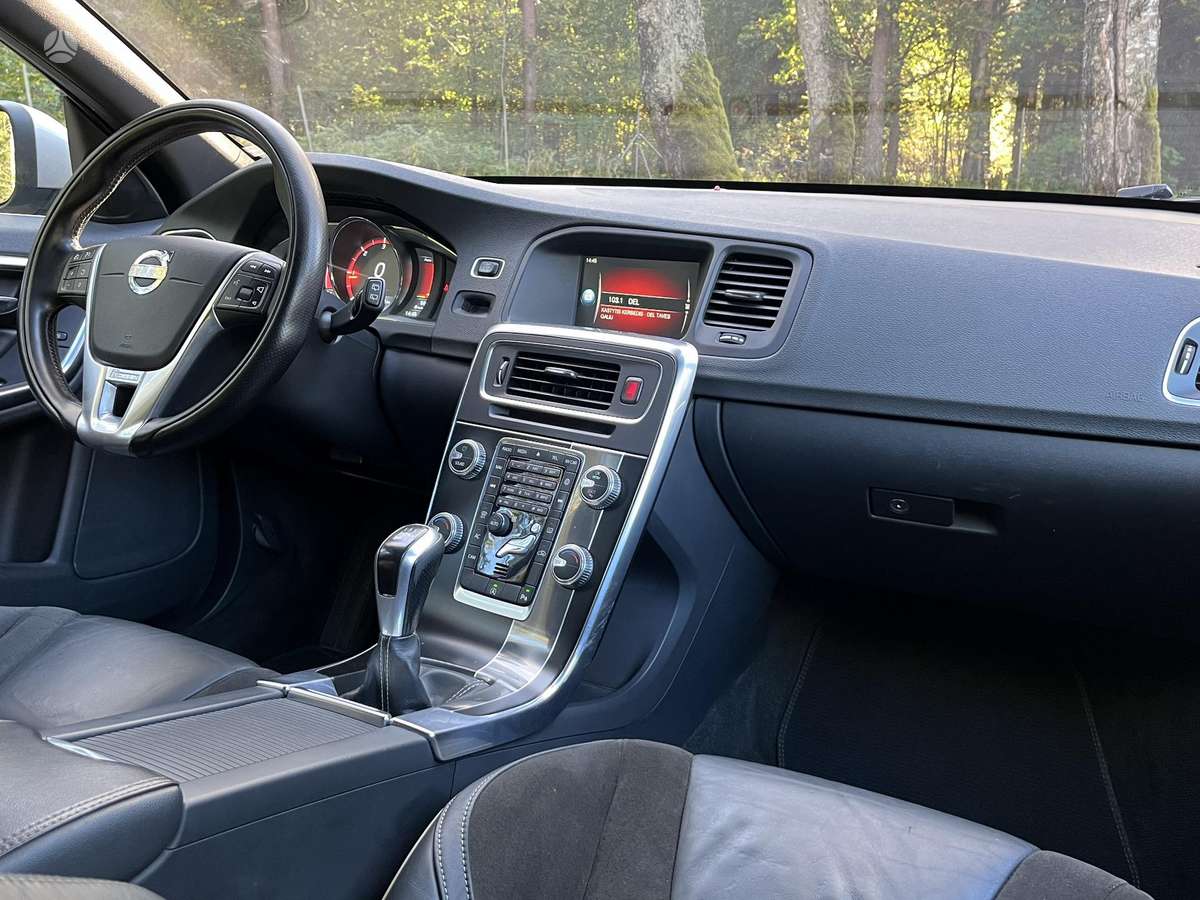 Volvo V60 2014 — photo 18