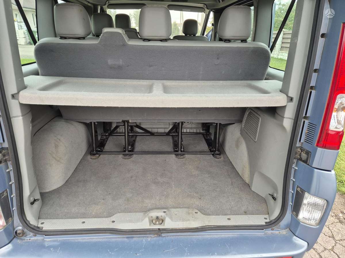 Opel Vivaro 2010 — photo 11