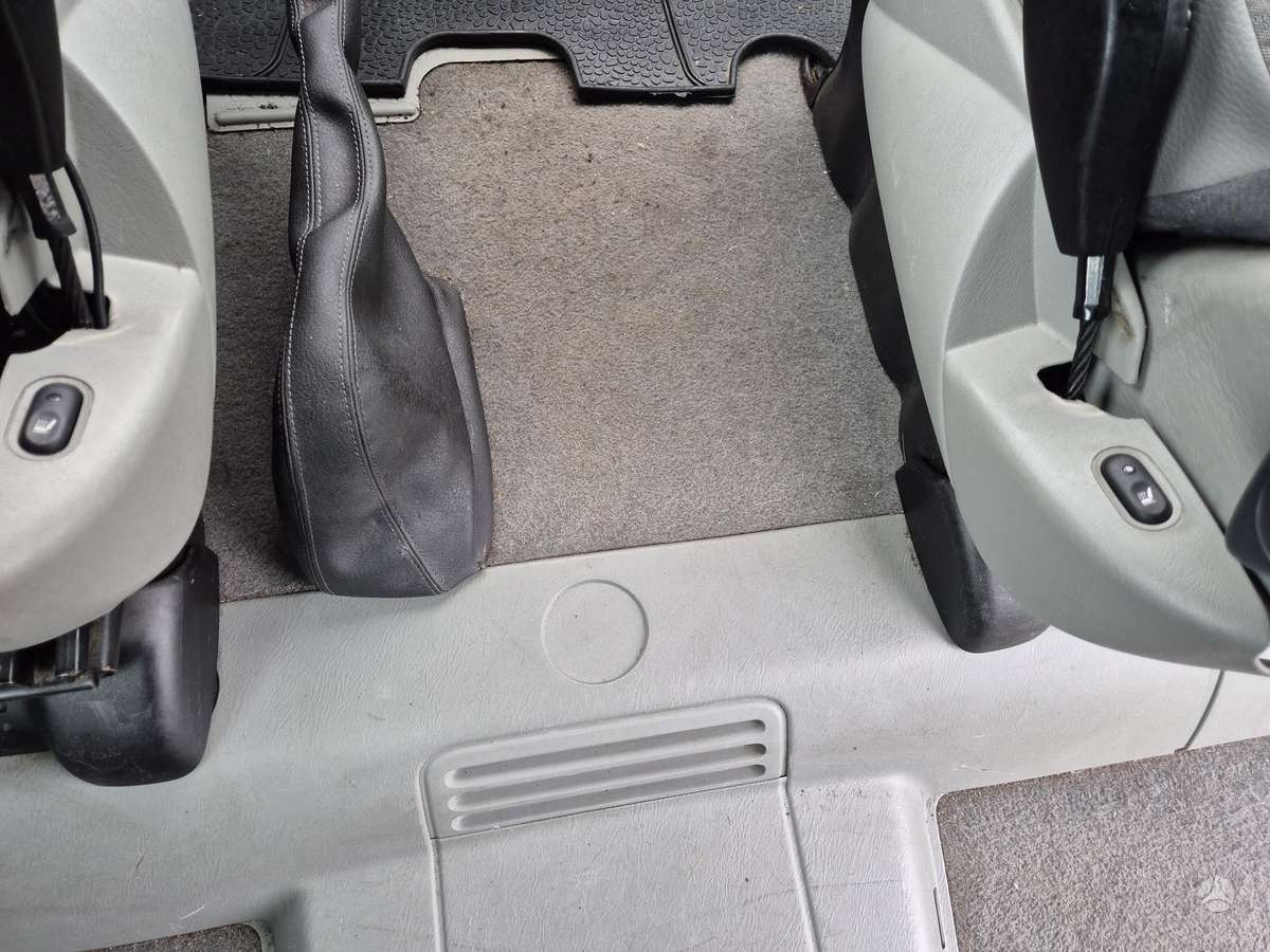 Opel Vivaro 2010 — photo 19