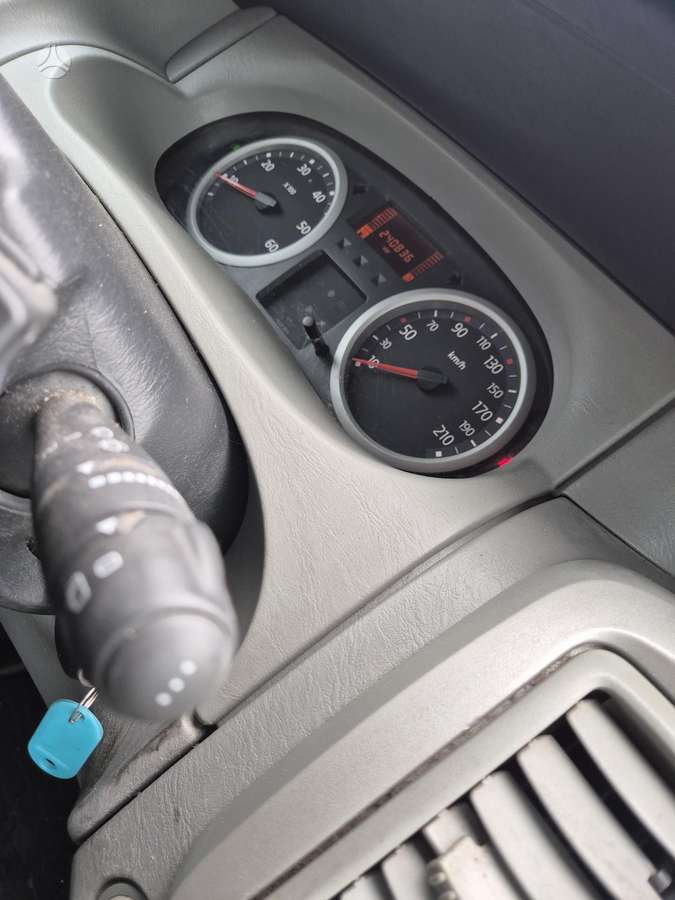 Opel Vivaro 2010 — photo 30