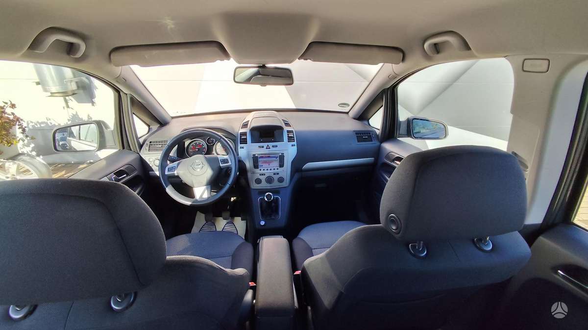 Opel Zafira 2013 — вигляд ззаду