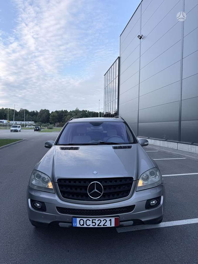 Mercedes-Benz ML320 2006 — rear view
