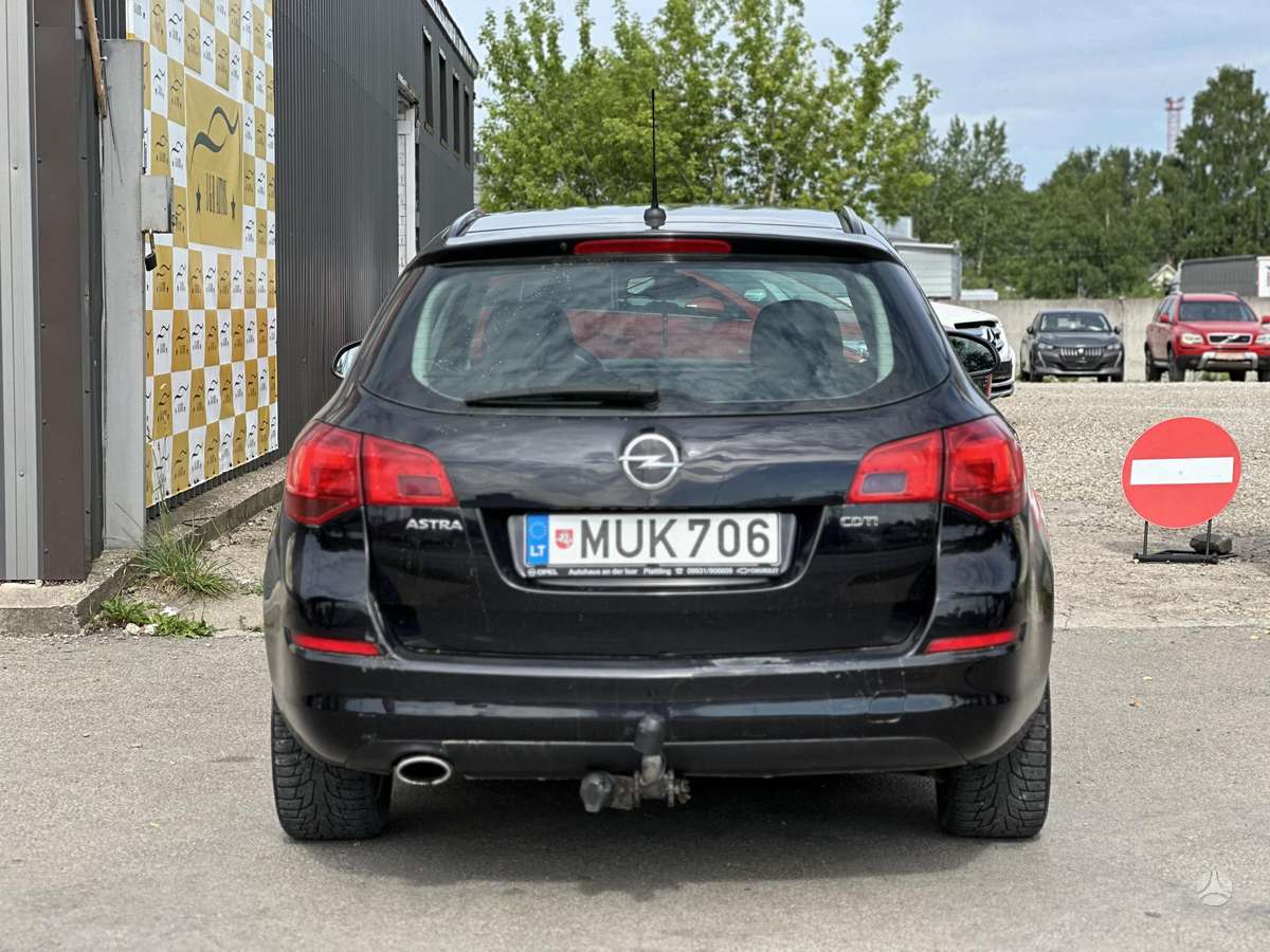 Opel Astra 2011 — photo 10