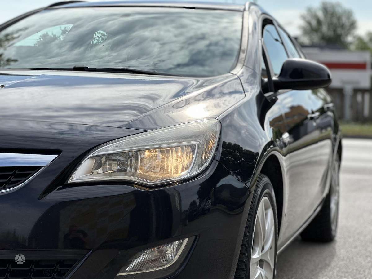 Opel Astra 2011 — photo 13