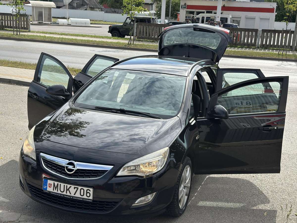 Opel Astra 2011 — photo 14