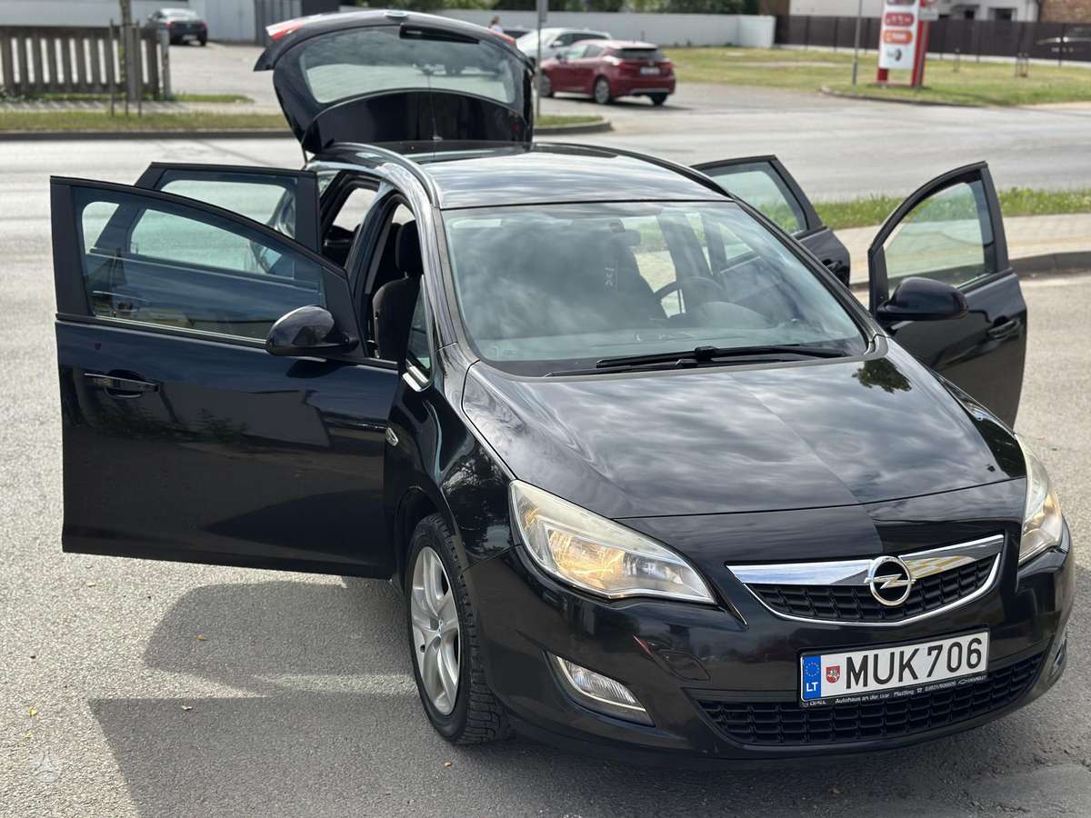 Opel Astra 2011 — photo 15