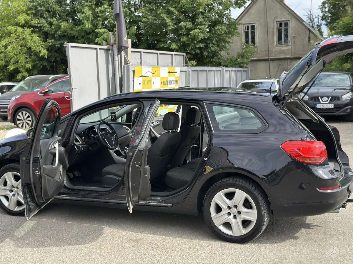 Opel Astra 2011 — photo 16