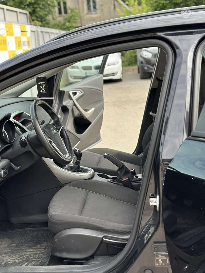 Opel Astra 2011 — photo 17