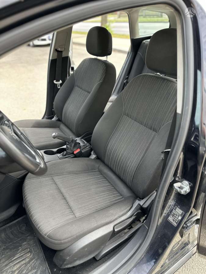 Opel Astra 2011 — photo 18