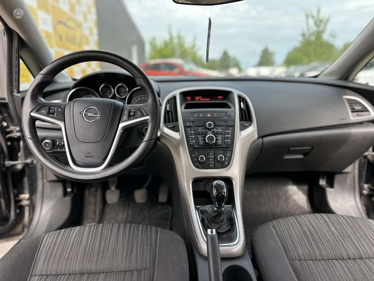 Opel Astra 2011 — photo 19