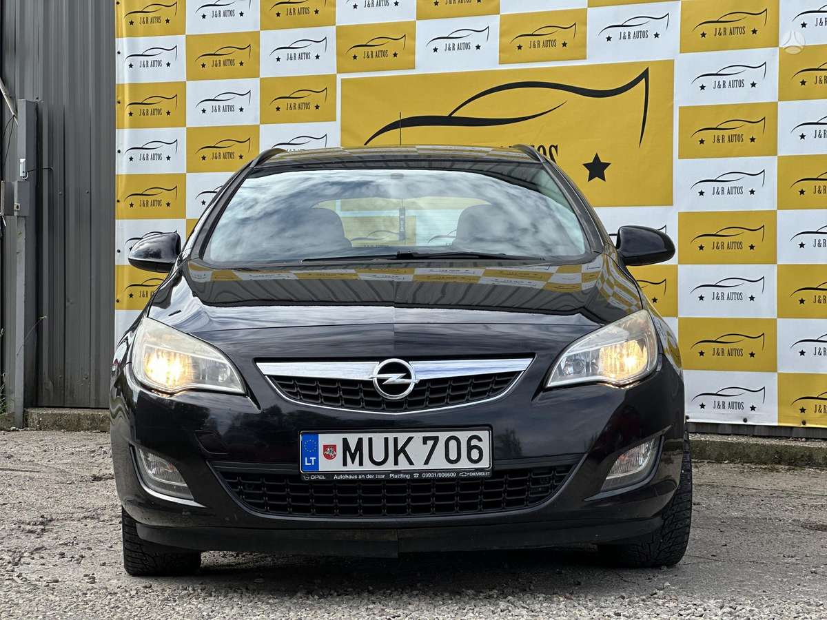 Opel Astra 2011 — rear view