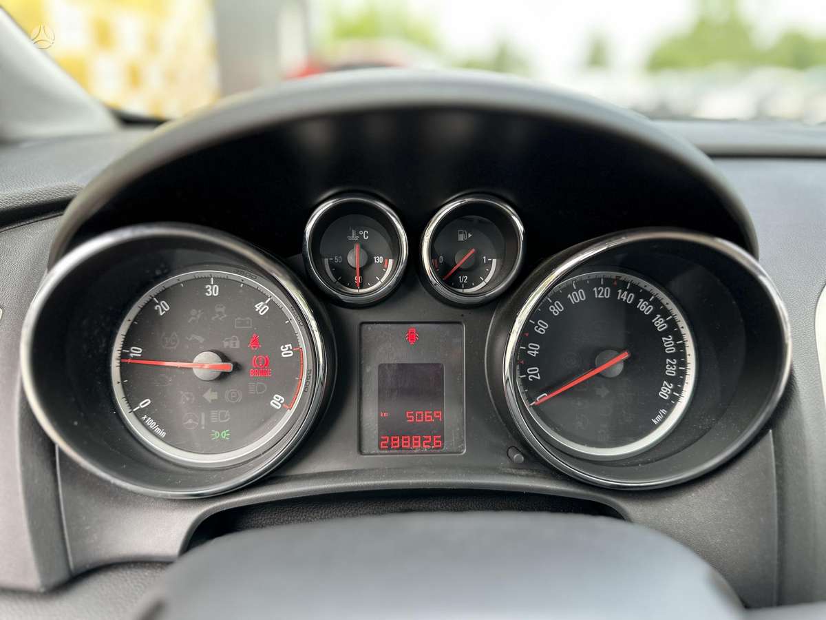 Opel Astra 2011 — photo 21