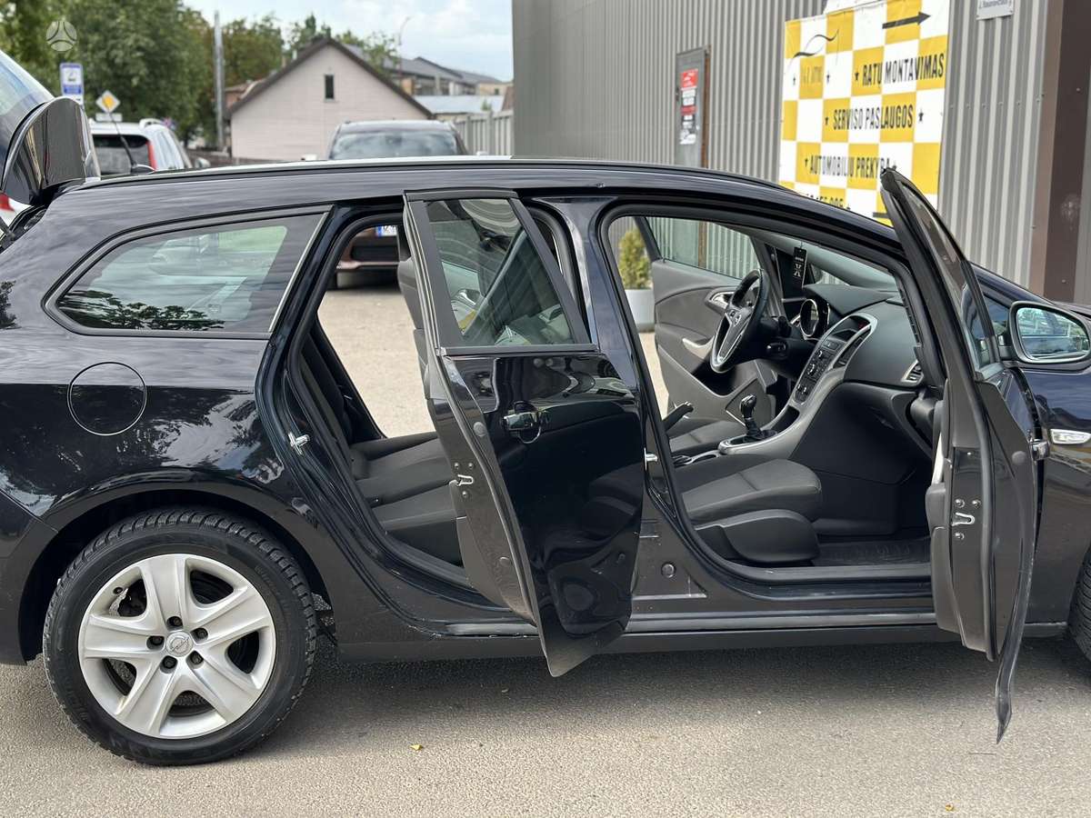 Opel Astra 2011 — photo 23